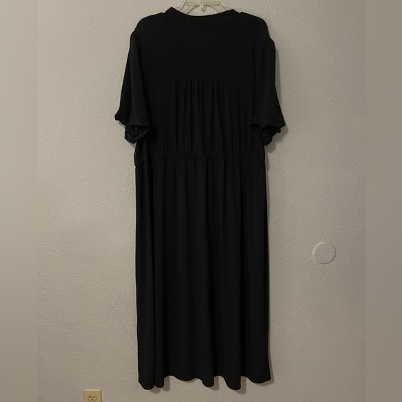 Black midi dress. Short sleeve w/buttons - Picture 2 of 3